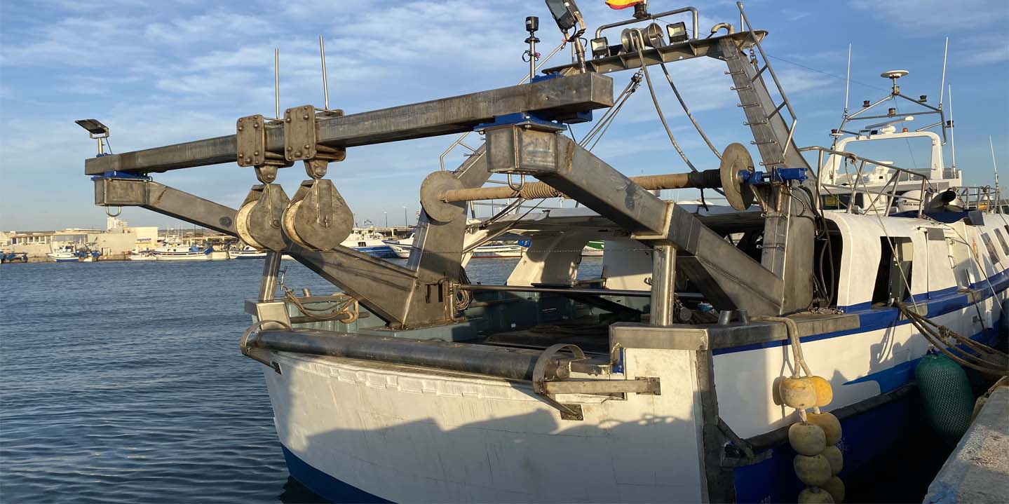 Palos y potencias en embarcación de pesca