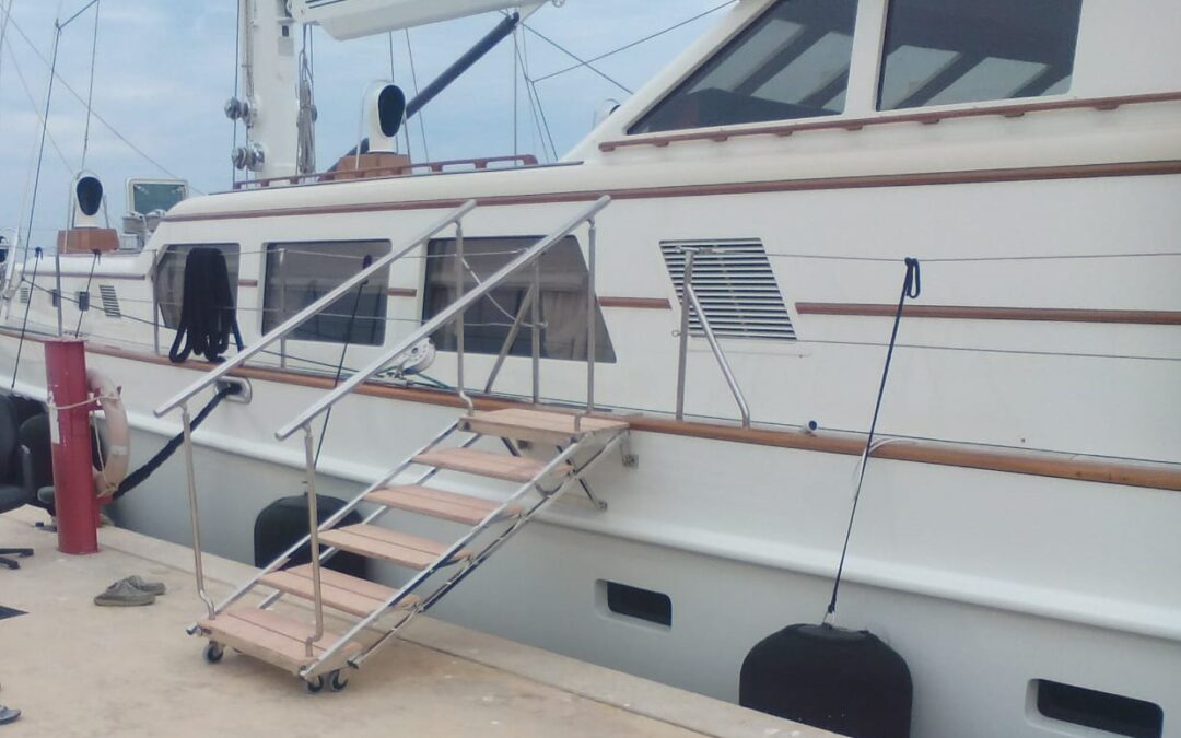 Escalera inoxidable barco