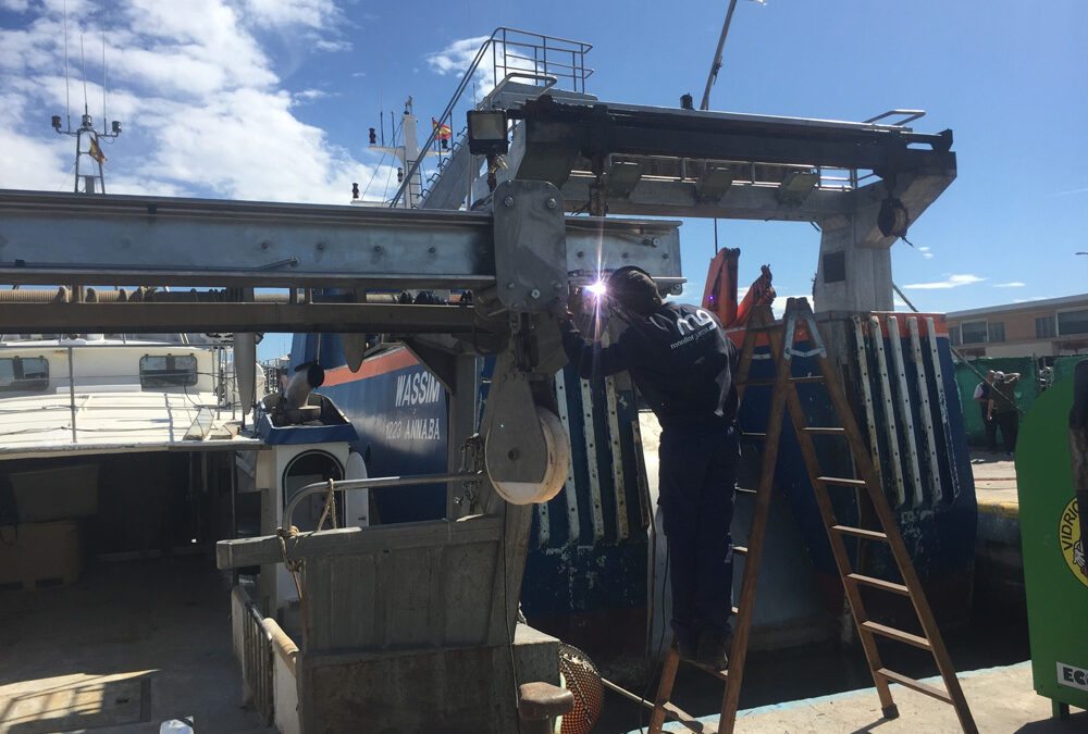 Barra hidráulica en embarcación de pesca