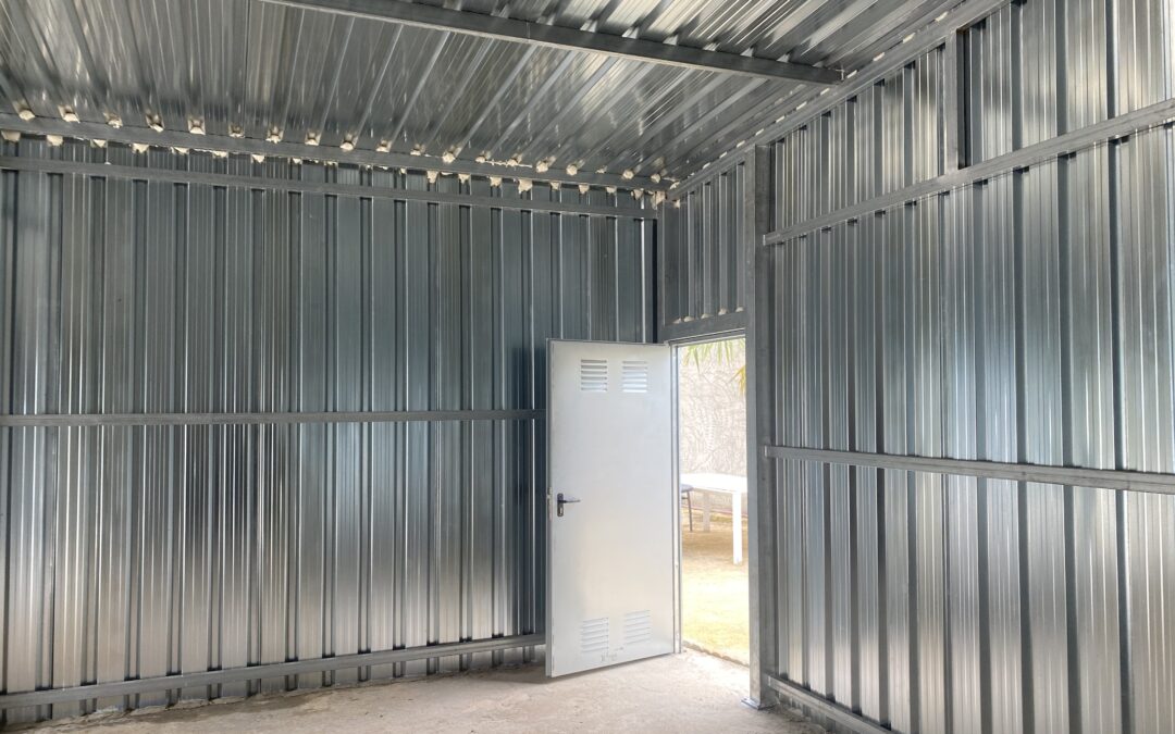 Caseta galvanizada en vivienda