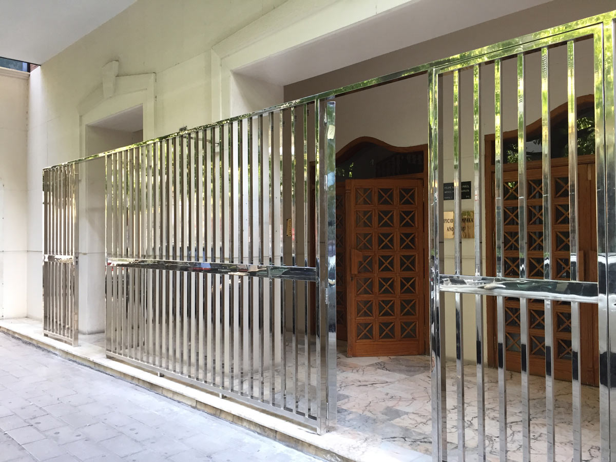 Puerta acero inoxidable calle parís